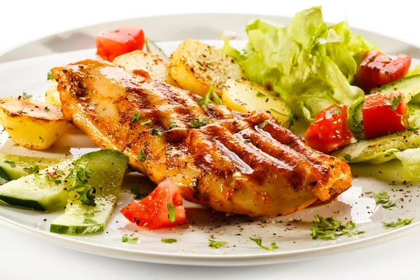 Grilled chicken fillet, baked potatoes and vegetables — Stock Photo, Image