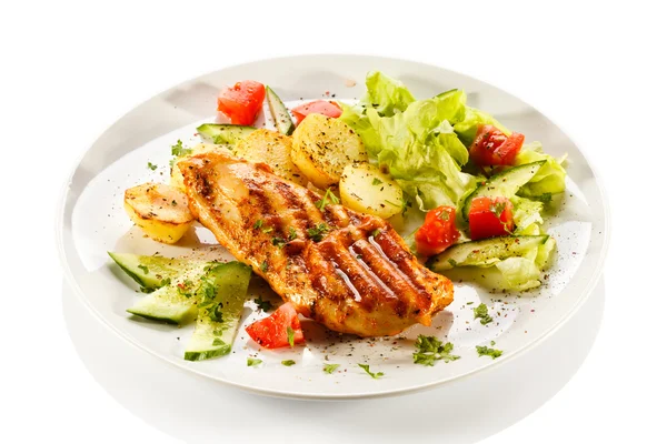 Grilled chicken fillet, baked potatoes and vegetables — Stock Photo, Image