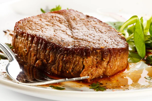 Steak grillé et légumes — Photo