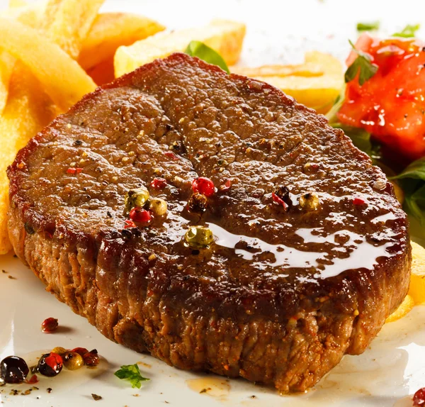 Steak grillé, frites et légumes — Photo