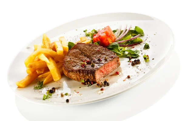 Bife grelhado, batatas fritas e legumes — Fotografia de Stock