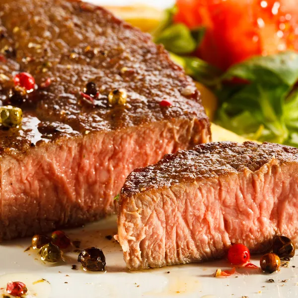 Bife grelhado, batatas fritas e legumes — Fotografia de Stock