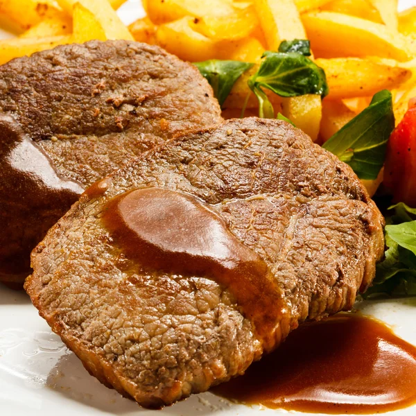 Grilovaný steak, hranolky a zelenina — Stock fotografie