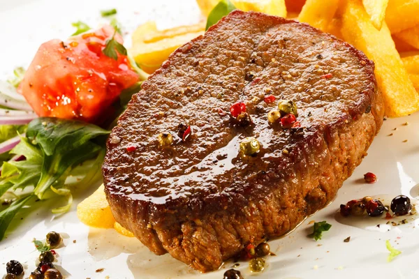 Steak grillé, frites et légumes — Photo