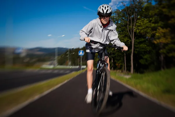 Fiú kerékpározás — Stock Fotó