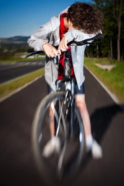 Chico ciclismo — Foto de Stock