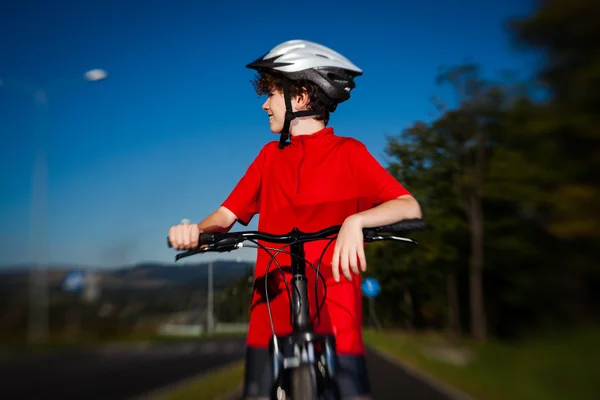 Pojke cykling — Stockfoto