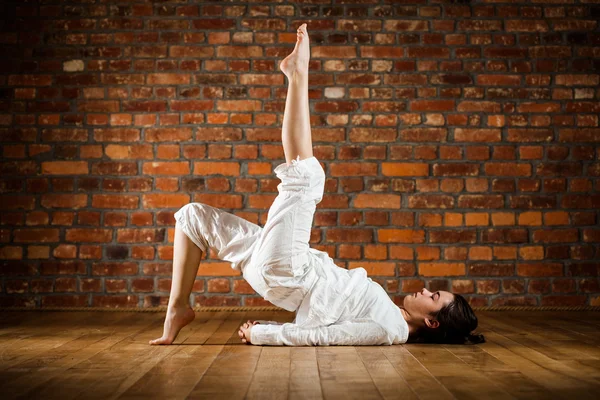 Girl exercising yoga — Stock Photo, Image