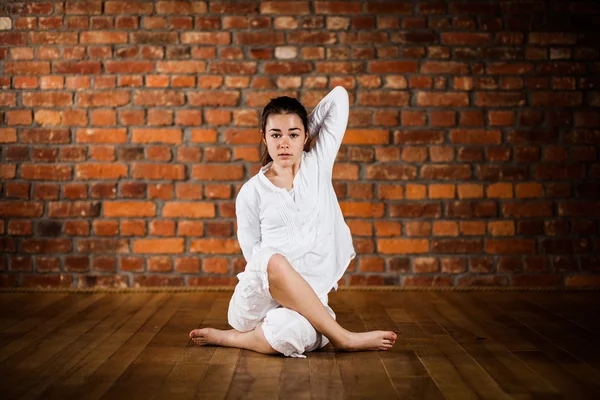 Girl exercising yoga — Stock Photo, Image