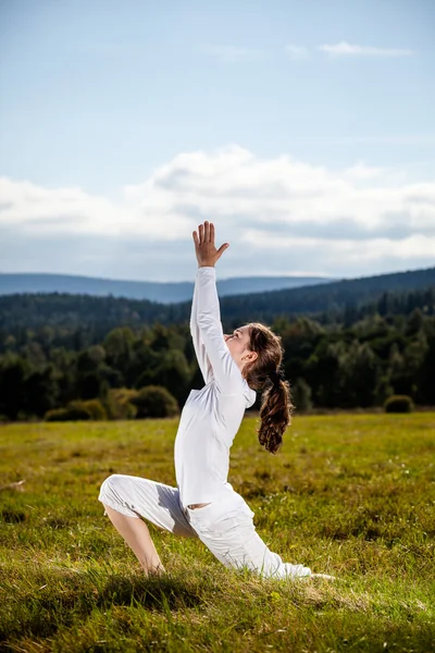 Chica ejercitando Yoga —  Fotos de Stock