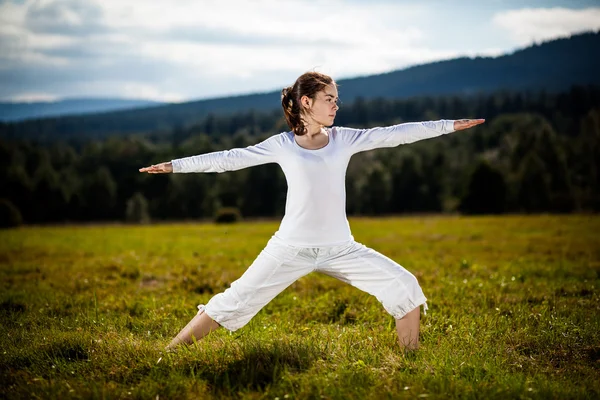 Yoga egzersiz kız — Stok fotoğraf