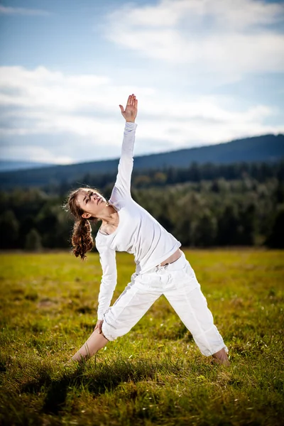 Mädchen beim Yoga — Stockfoto