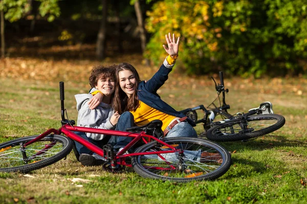 Подростки отдыхают после велосипеда — стоковое фото