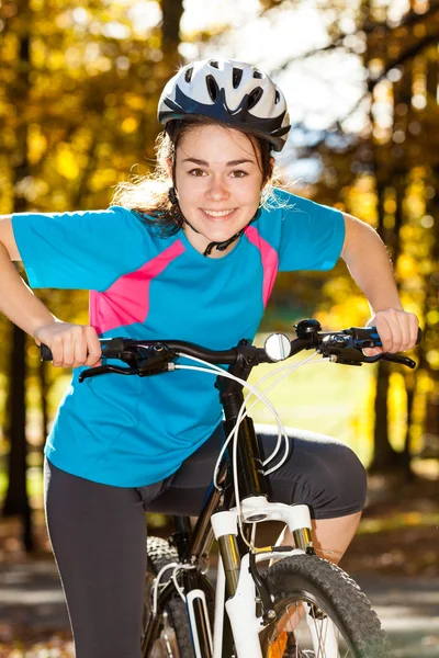 Chica ciclismo en el parque de la ciudad — Foto de Stock