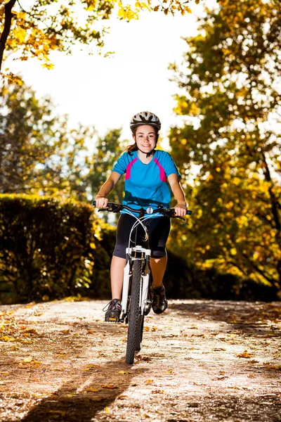 Chica ciclismo en el parque de la ciudad — Foto de Stock