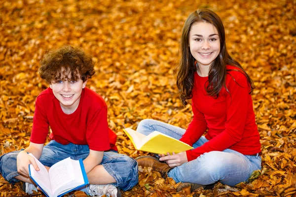 Gli studenti leggono libri all'aperto — Foto Stock