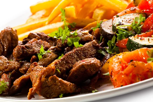 Gebraden vlees, Franse frietjes en groenten — Stockfoto