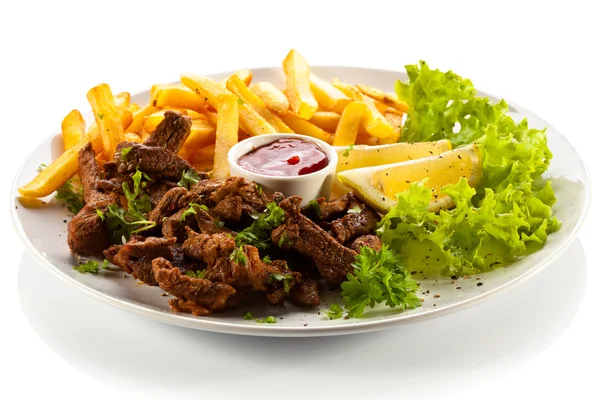 Gebraden vlees, Franse frietjes en groenten — Stockfoto