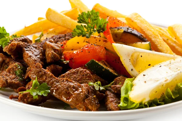 Pečené maso, hranolky a zelenina — Stock fotografie