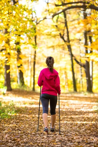 Stavgångpro nordic walking — Stockfoto