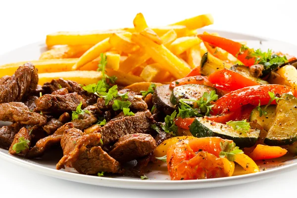 Carnes asadas, patatas fritas y verduras — Foto de Stock
