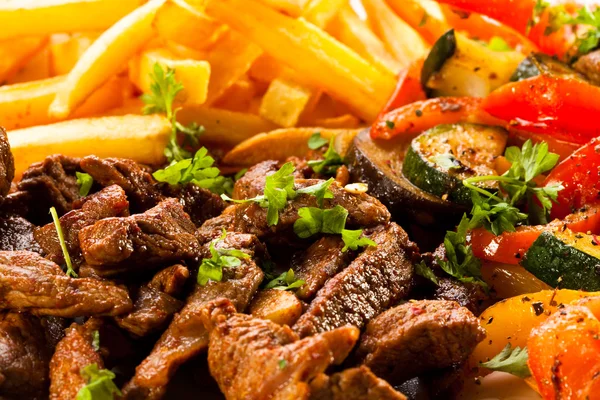 Pečené maso, hranolky a zelenina — Stock fotografie