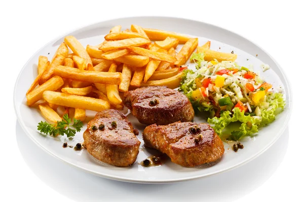 Grilované steaky, hranolky a zelenina — Stock fotografie