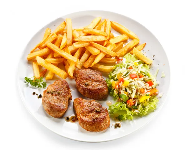 Bifes grelhados, batatas fritas e legumes — Fotografia de Stock
