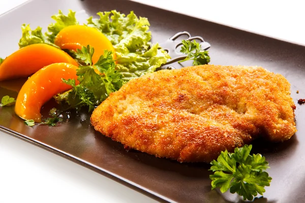 Costeleta de porco frita e salada de legumes — Fotografia de Stock