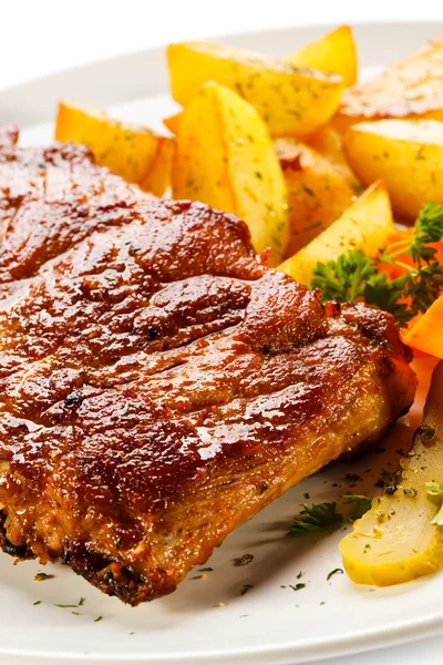 Smakliga grillade revben med grönsaker — Stockfoto