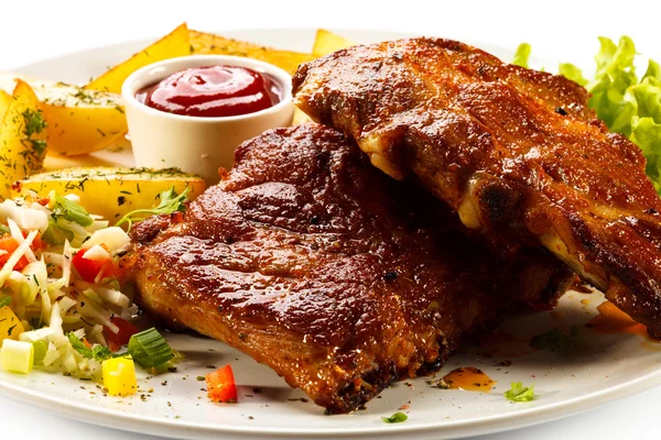 Lekkere gegrilde ribbetjes met groenten — Stockfoto