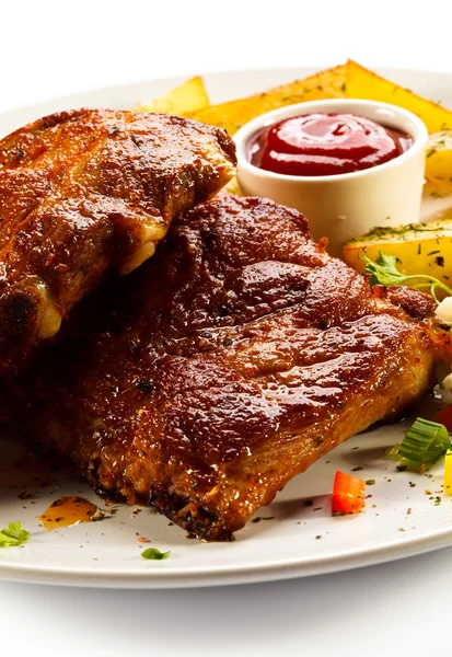 Sabrosas costillas a la parrilla con verduras — Foto de Stock