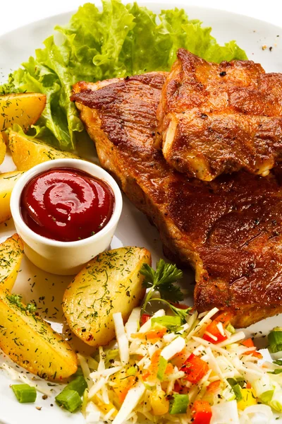 Lekkere gegrilde ribbetjes met groenten — Stockfoto