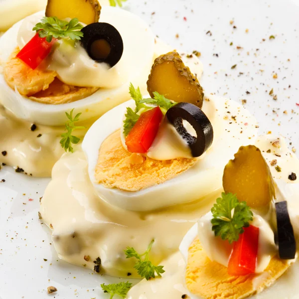 Vařená vejce s majonézou a zeleninou — Stock fotografie