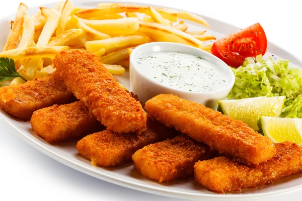 Fried fish fingers, mashed potatoes and vegetables — Stock Photo, Image