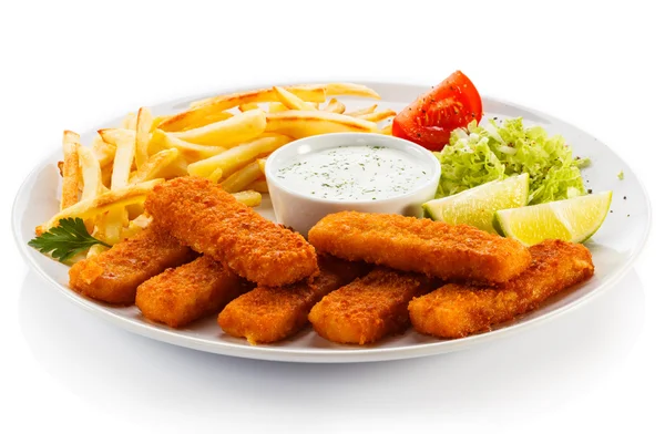 Fried fish fingers, mashed potatoes and vegetables — Stock Photo, Image