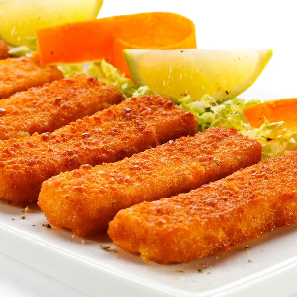 Gebakken vis vingers, geprakte aardappelen en groenten — Stockfoto