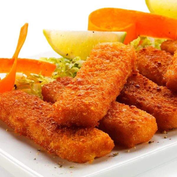 Палочки жареной рыбы, картофельное пюре и овощи — стоковое фото