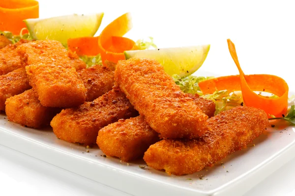 Gebakken vis vingers, geprakte aardappelen en groenten — Stockfoto