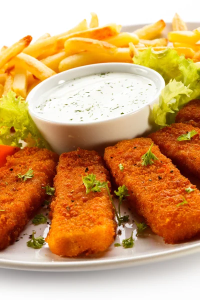 Fried fish fingers, mashed potatoes and vegetables — Stock Photo, Image