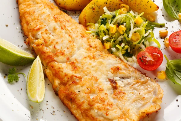 Chuletas de cerdo fritas, papas al horno y ensalada de verduras — Foto de Stock