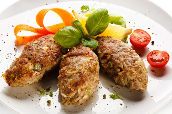 Albóndigas asadas y ensalada de verduras —  Fotos de Stock