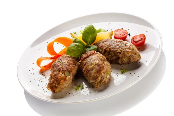 Boulettes de viande rôties et salade de légumes — Photo