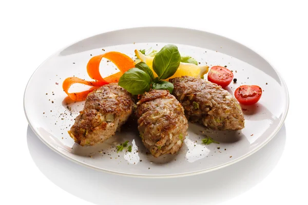 Boulettes de viande rôties et salade de légumes — Photo