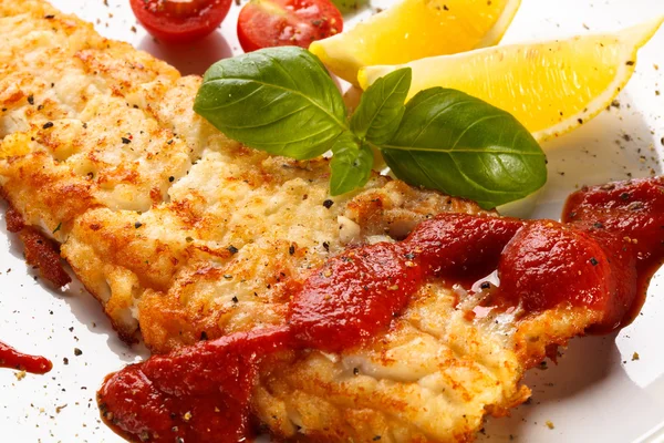 Chuletas de cerdo fritas, papas al horno y ensalada de verduras — Foto de Stock