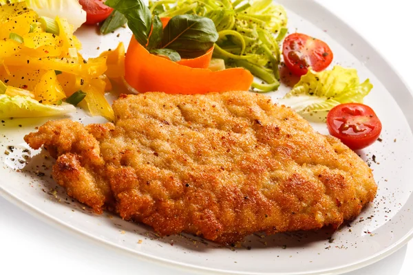 Gebratene Schweinekoteletts, Bratkartoffeln und Gemüsesalat — Stockfoto