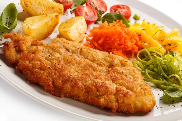 Fried pork chops, baked potatoes and vegetable salad — Stock Photo, Image