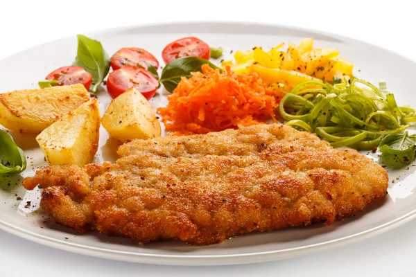 Fried pork chops, baked potatoes and vegetable salad — Stock Photo, Image