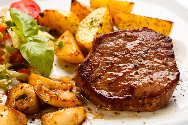 Bife grelhado salada de batata e legumes — Fotografia de Stock