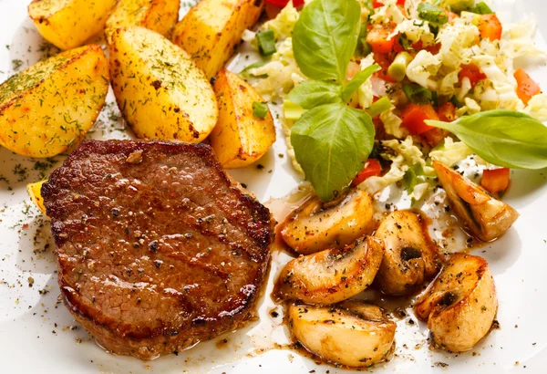 Grilled steak potato and vegetable salad — Stock Photo, Image